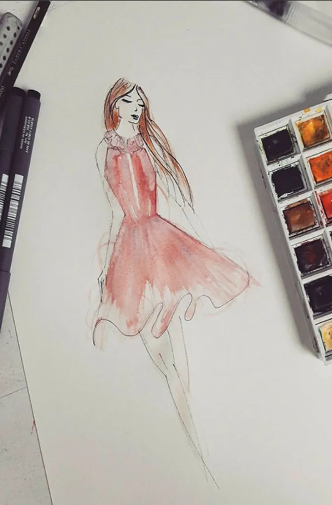 Croquis de mode à l’aquarelle et feutres : silhouette élégante, carnet de création et matériel d’illustration professionnel